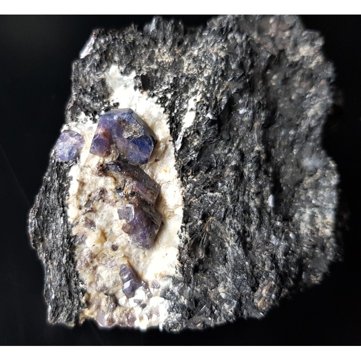 Kryształy dwubarwnego szafiru (z czerwonymi strefami) z Madagaskaru (Zazafotsy)