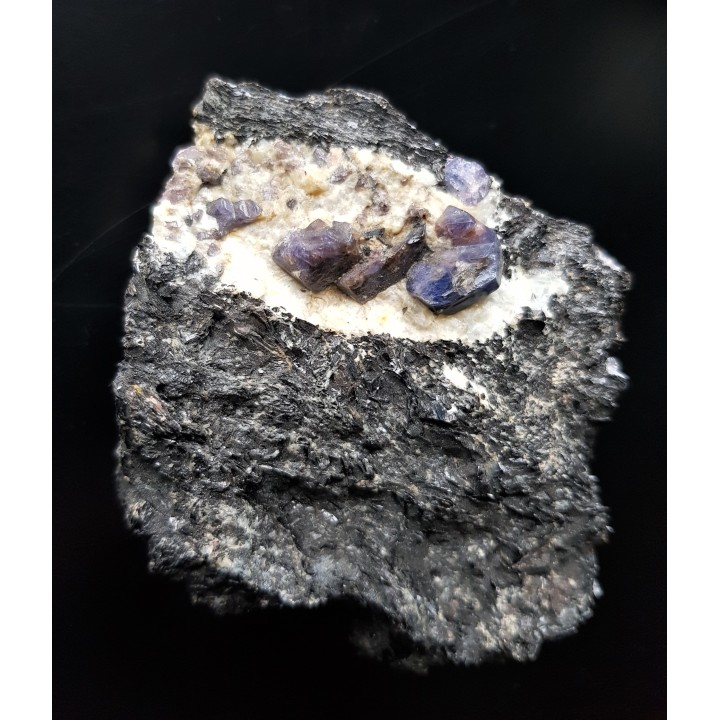 Kryształy dwubarwnego szafiru (z czerwonymi strefami) z Madagaskaru (Zazafotsy)