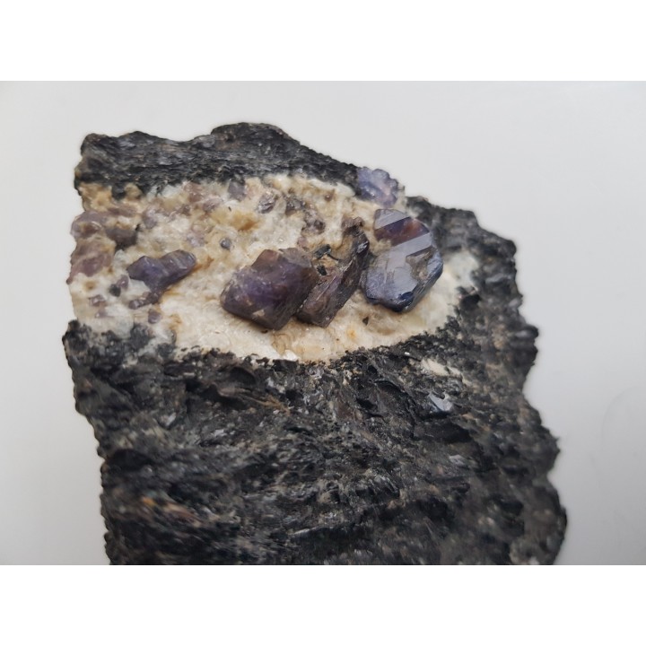 Kryształy dwubarwnego szafiru (z czerwonymi strefami) z Madagaskaru (Zazafotsy)