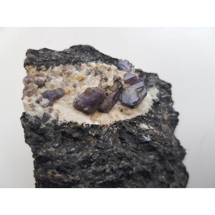 Kryształy dwubarwnego szafiru (z czerwonymi strefami) z Madagaskaru (Zazafotsy)