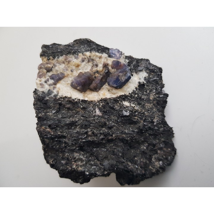 Kryształy dwubarwnego szafiru (z czerwonymi strefami) z Madagaskaru (Zazafotsy)