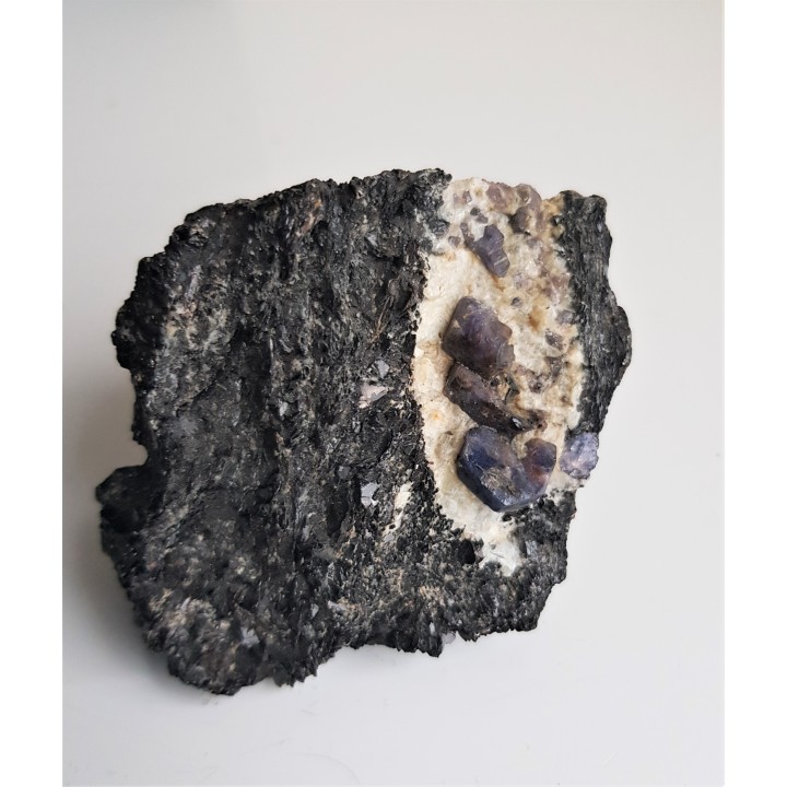 Kryształy dwubarwnego szafiru (z czerwonymi strefami) z Madagaskaru (Zazafotsy)