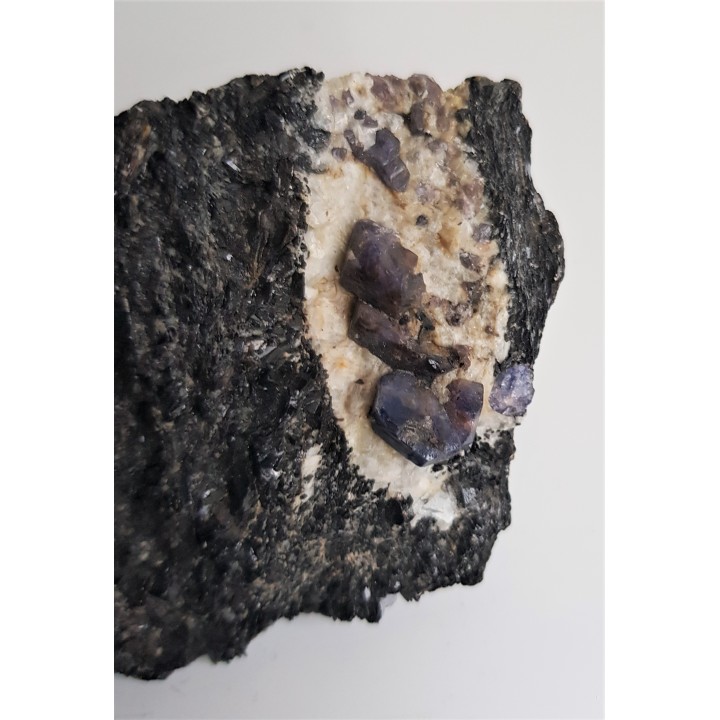 Kryształy dwubarwnego szafiru (z czerwonymi strefami) z Madagaskaru (Zazafotsy)