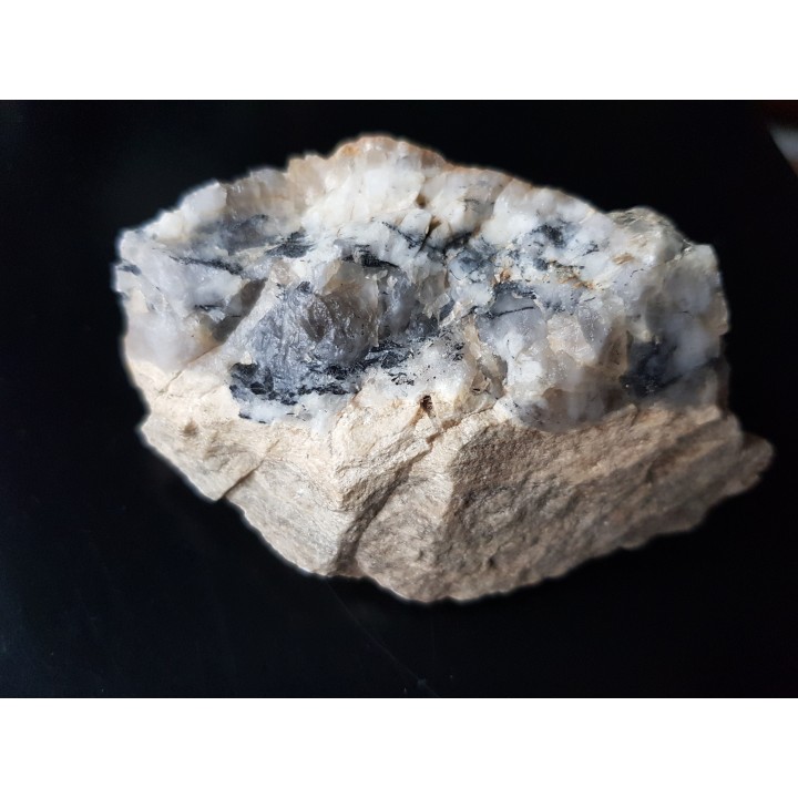 Turmalin w łupku skaleniowo-serycytowym z okolic Ciepłowód