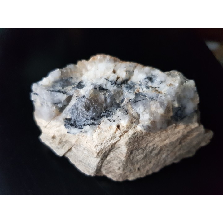 Turmalin w łupku skaleniowo-serycytowym z okolic Ciepłowód