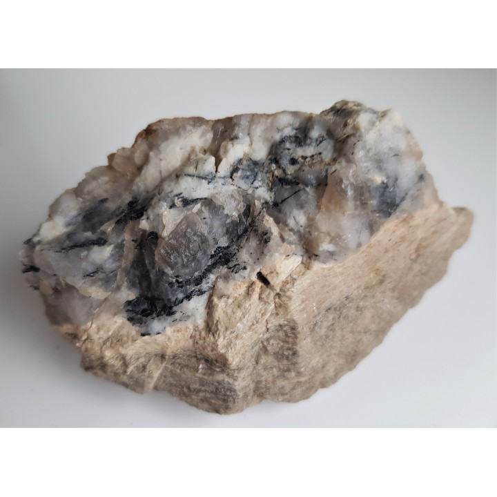 Turmalin w łupku skaleniowo-serycytowym z okolic Ciepłowód