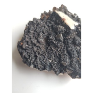 Kryształ apatytu na powierzchni druzy ze Strzegomia