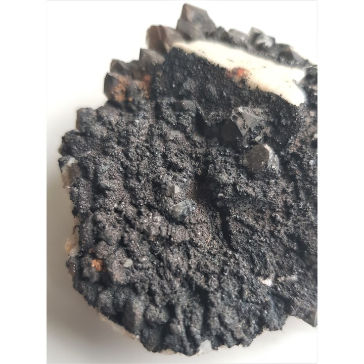 Kryształ apatytu na powierzchni druzy ze Strzegomia