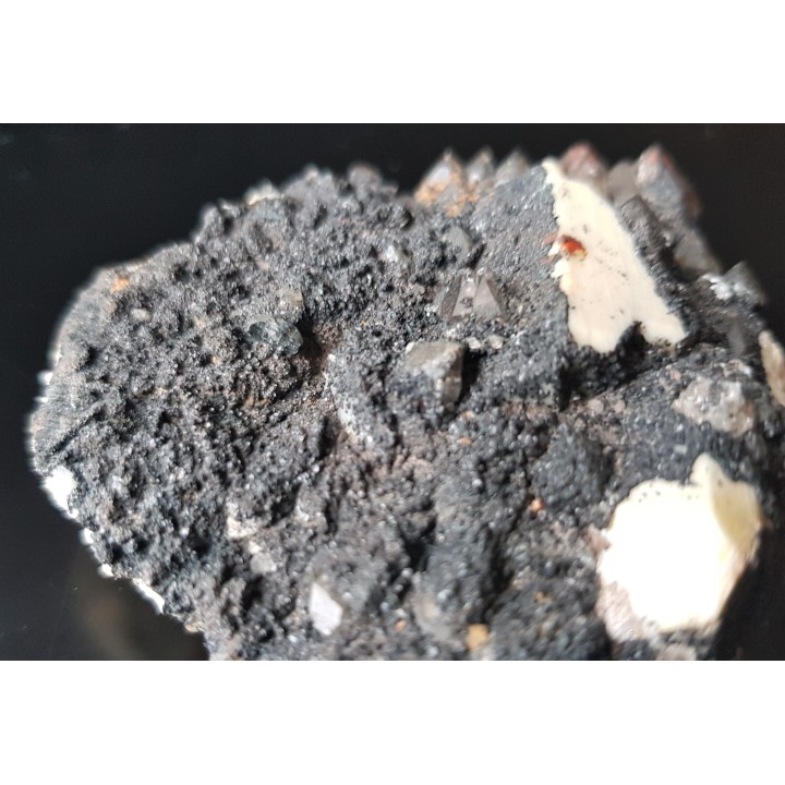 Kryształ apatytu na powierzchni druzy ze Strzegomia