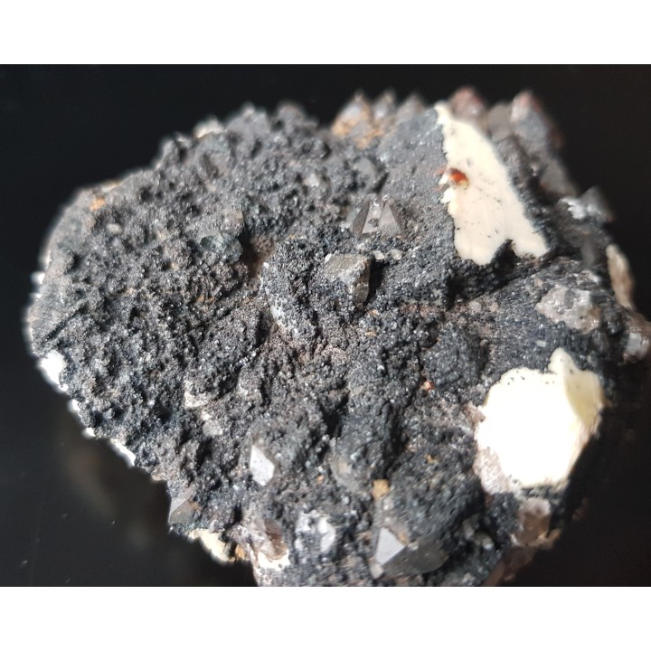 Kryształ apatytu na powierzchni druzy ze Strzegomia