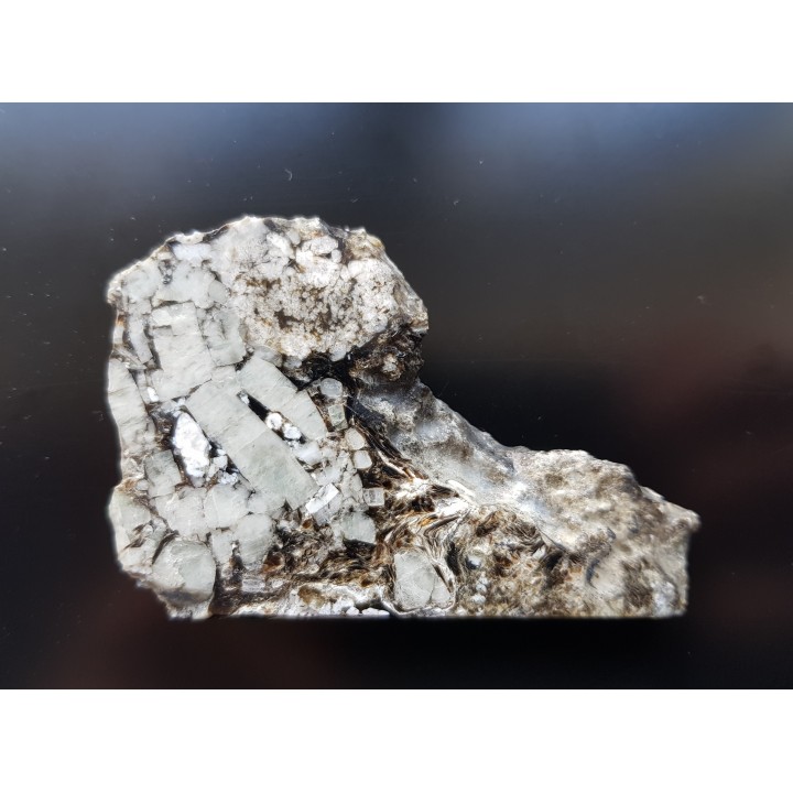 Kryształy berylu w pegmatycie desylifikowanym z Wir k. Sobótki