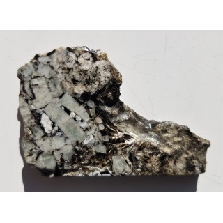 Kryształy berylu w pegmatycie desylifikowanym z Wir k. Sobótki