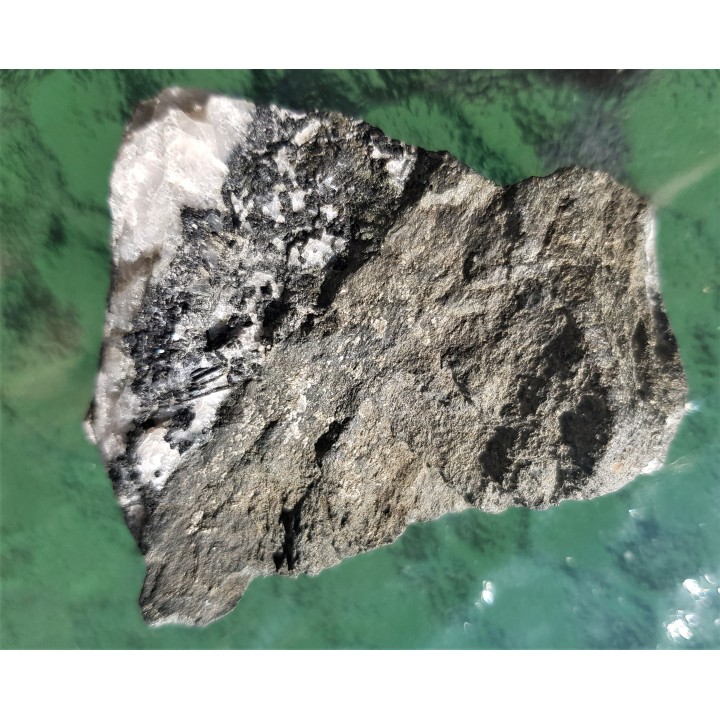 Skała z wrostkami brązowego turmalinu ze złoża Budniki k. Kowar