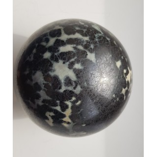 Kula polerowana z chromitu z Tąpadeł