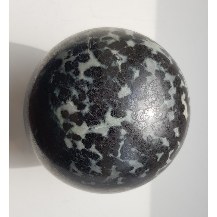 Kula polerowana z chromitu z Tąpadeł