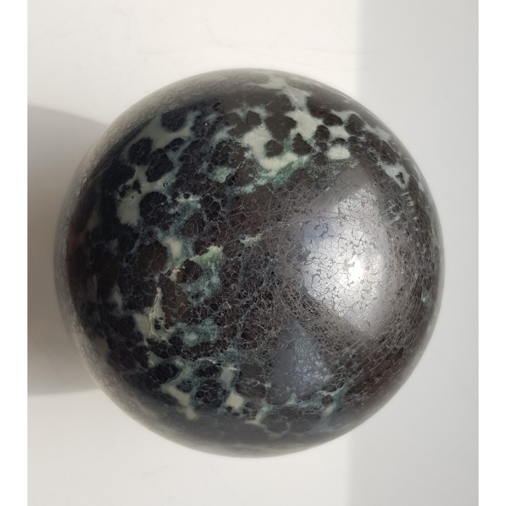 Kula polerowana z chromitu z Tąpadeł