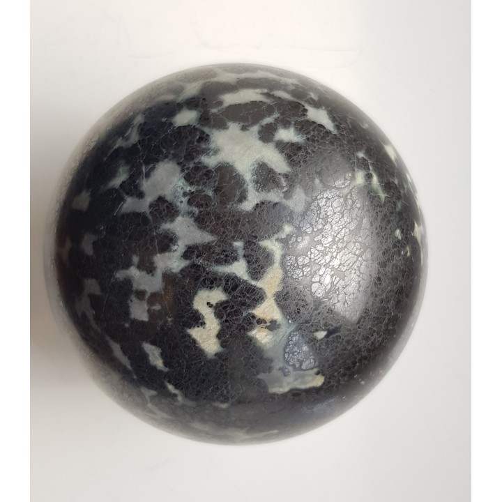 Kula polerowana z chromitu z Tąpadeł