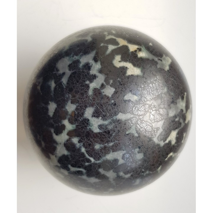 Kula polerowana z chromitu z Tąpadeł