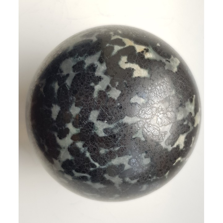 Kula polerowana z chromitu z Tąpadeł