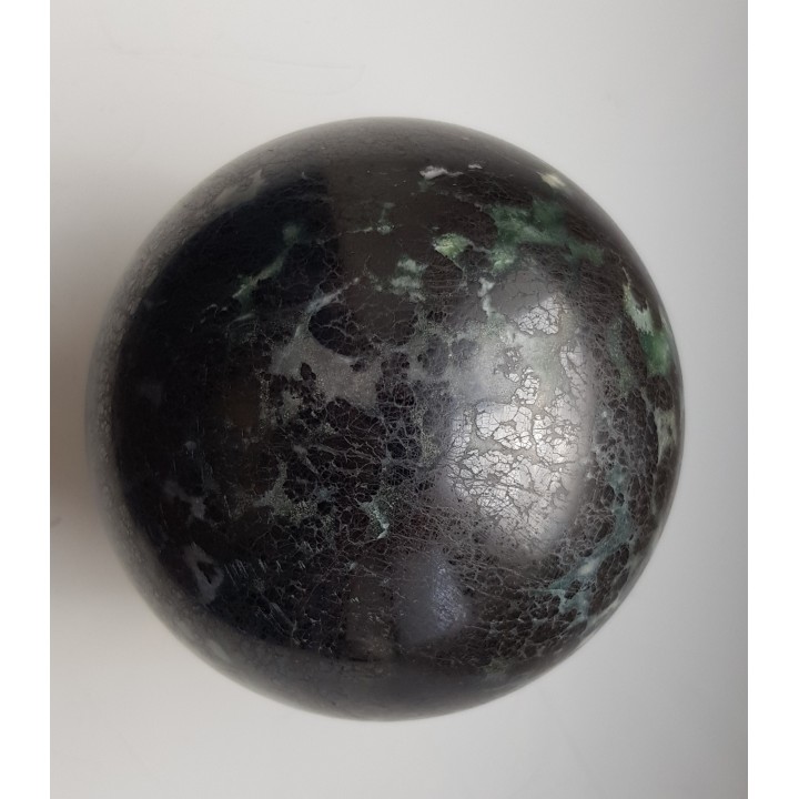 Kula polerowana z chromitu z Tąpadeł