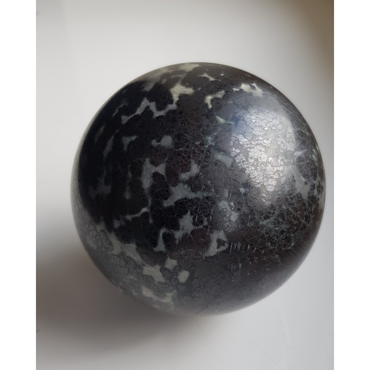 Kula polerowana z chromitu z Tąpadeł