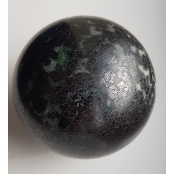 Kula polerowana z chromitu z Tąpadeł