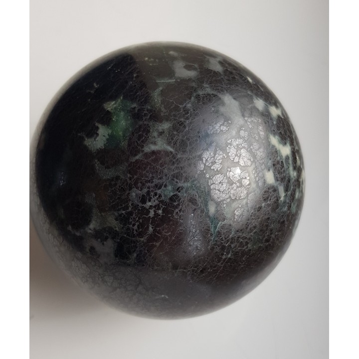 Kula polerowana z chromitu z Tąpadeł