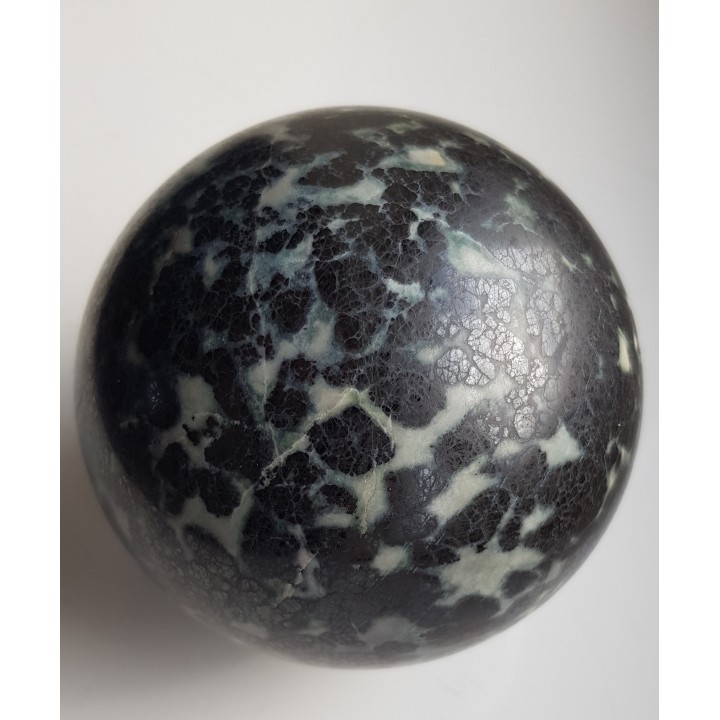 Kula polerowana z chromitu z Tąpadeł