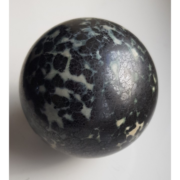 Kula polerowana z chromitu z Tąpadeł