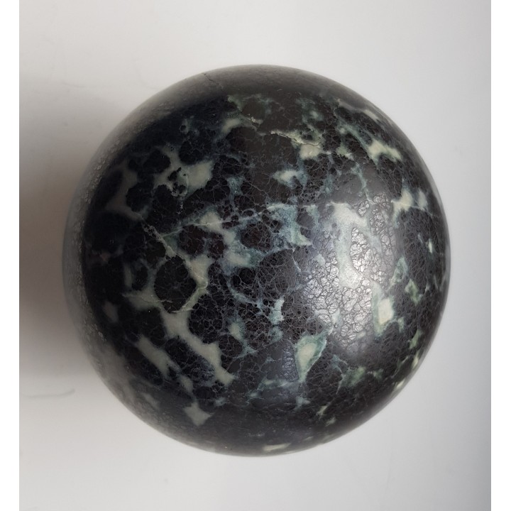 Kula polerowana z chromitu z Tąpadeł