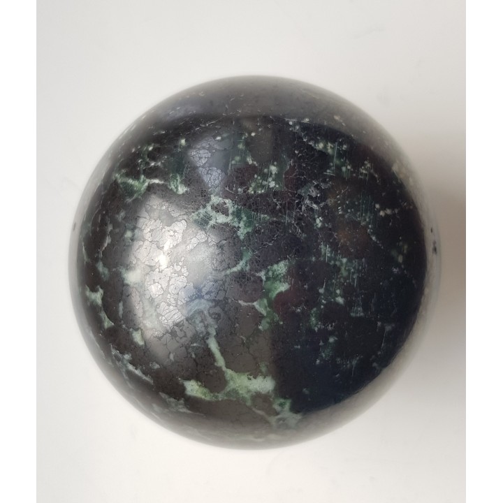 Kula polerowana z chromitu z Tąpadeł