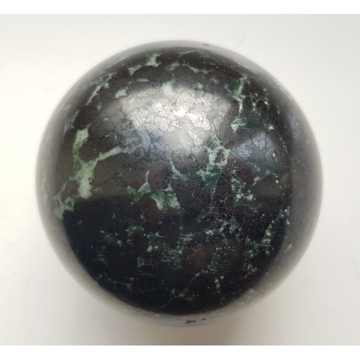 Kula polerowana z chromitu z Tąpadeł