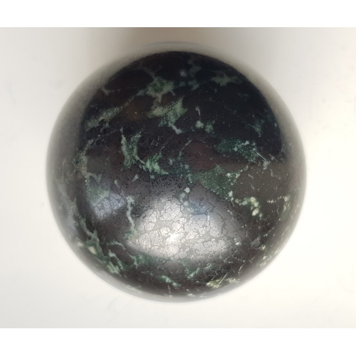 Kula polerowana z chromitu z Tąpadeł