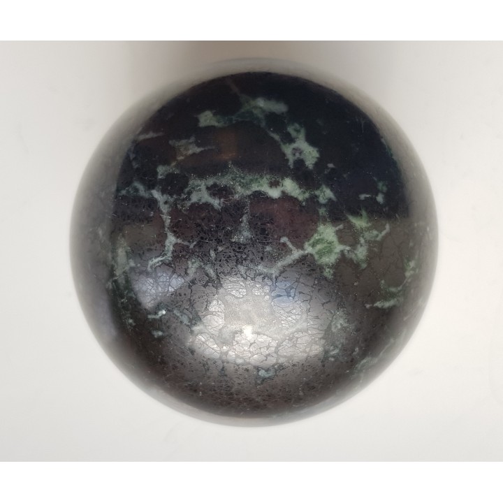 Kula polerowana z chromitu z Tąpadeł
