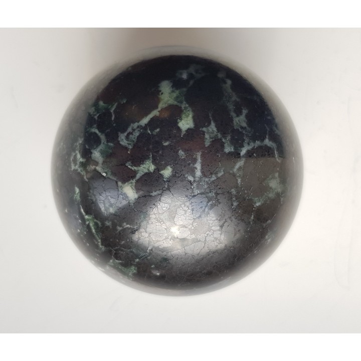 Kula polerowana z chromitu z Tąpadeł