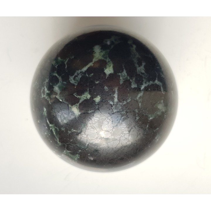 Kula polerowana z chromitu z Tąpadeł