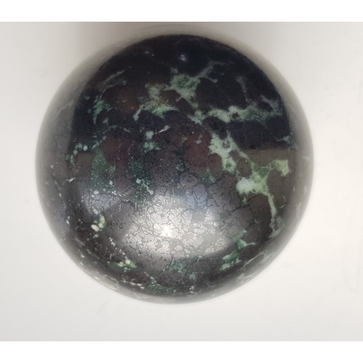 Kula polerowana z chromitu z Tąpadeł