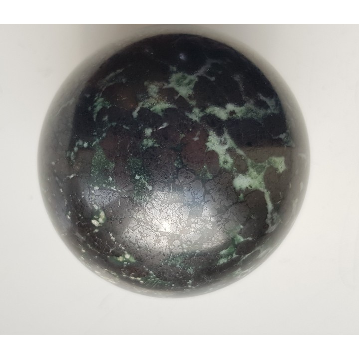 Kula polerowana z chromitu z Tąpadeł