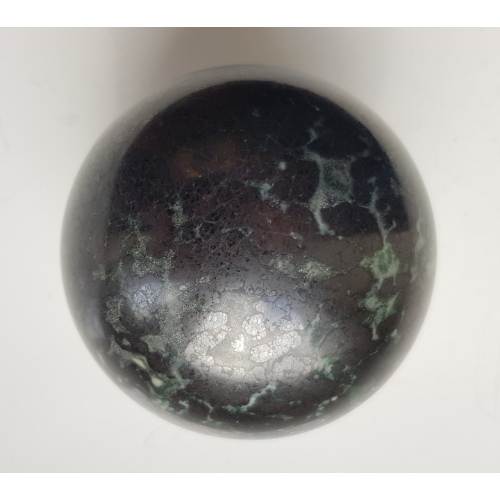Kula polerowana z chromitu z Tąpadeł