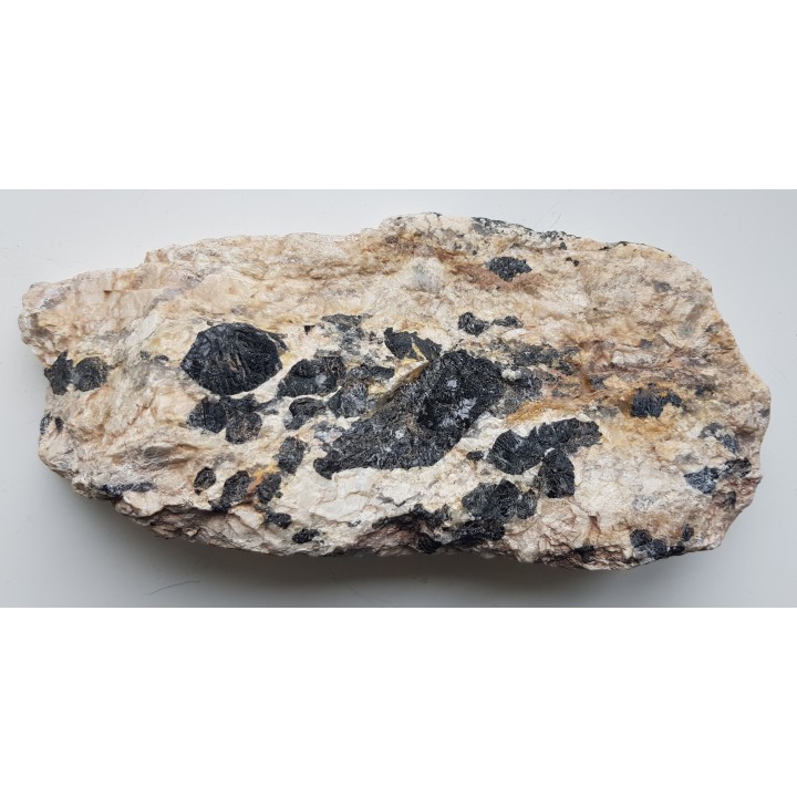 Polerowana płyta pegmatytu z turmalinami z Nowej Rudy