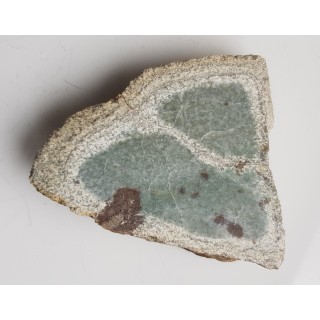 Polerowany okaz skarnu z wezuwianem z Samborowiczek