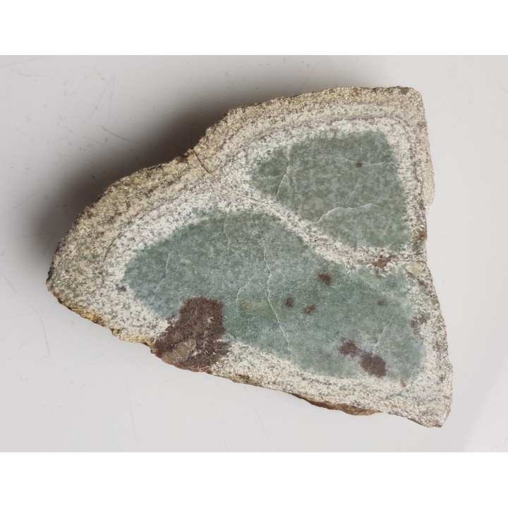 Polerowany okaz skarnu z wezuwianem z Samborowiczek