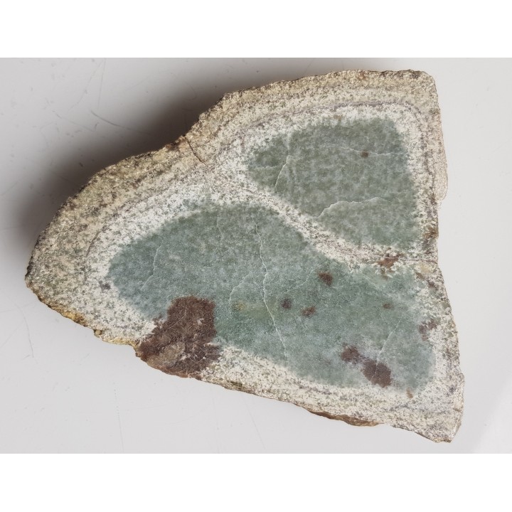 Polerowany okaz skarnu z wezuwianem z Samborowiczek