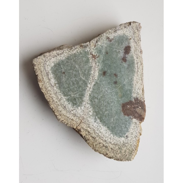 Polerowany okaz skarnu z wezuwianem z Samborowiczek