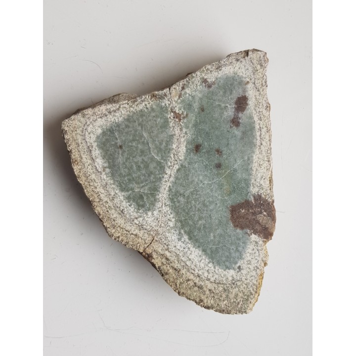 Polerowany okaz skarnu z wezuwianem z Samborowiczek