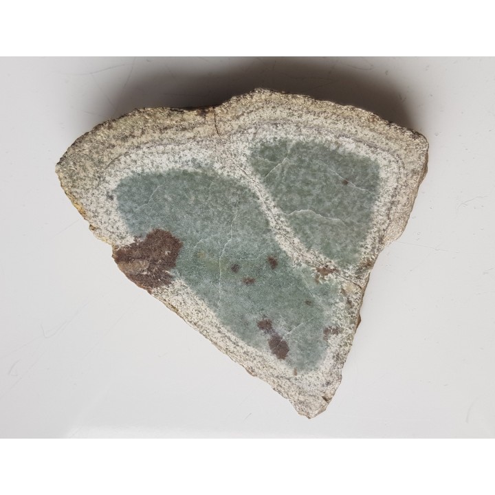 Polerowany okaz skarnu z wezuwianem z Samborowiczek