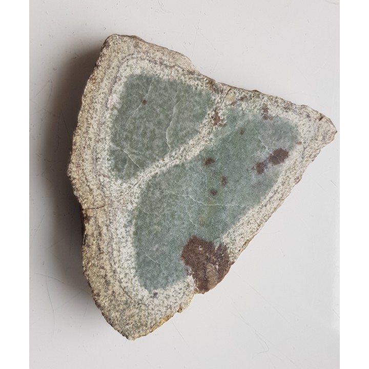 Polerowany okaz skarnu z wezuwianem z Samborowiczek