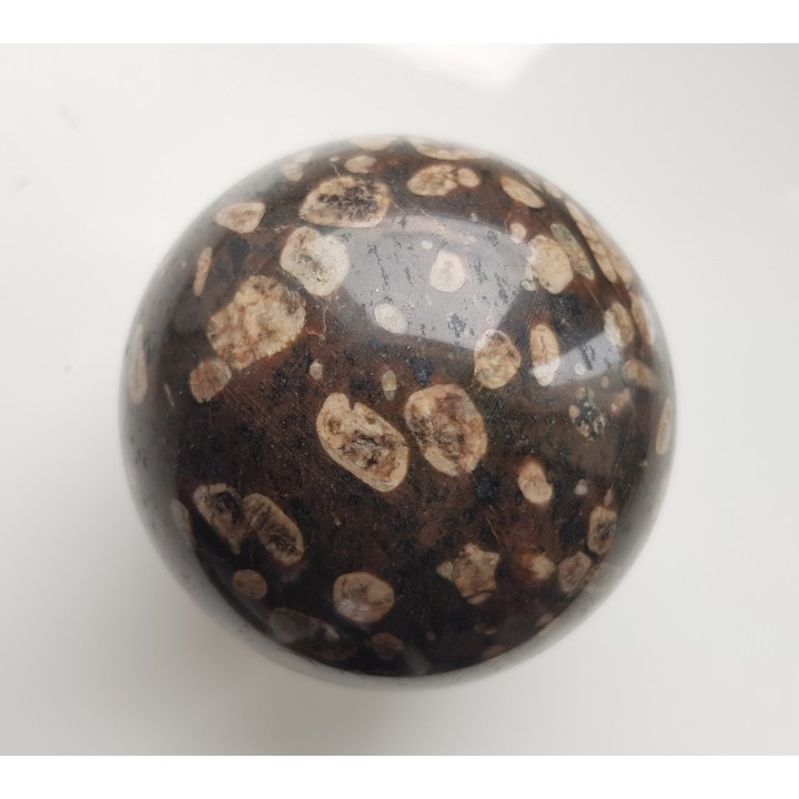 Piękna kula z porfirowatego sjenitu (eratyk, lubuskie)