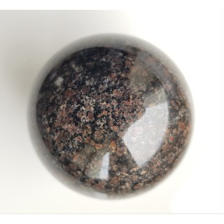 Polerowana kula z unikatowej skały - piribolitu, ciemnego granulitu z Gór Sowich