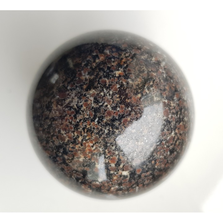 Polerowana kula z unikatowej skały - piribolitu, ciemnego granulitu z Gór Sowich